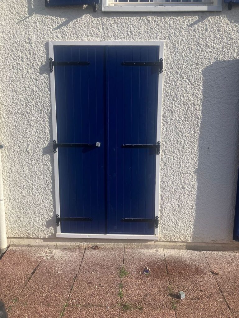 Volets battants aluminium bleu sur mesure — photo de réalisation client n°4