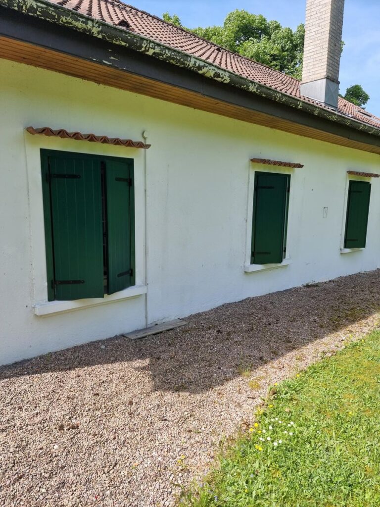 Volets battants aluminium gris sur mesure — photo de réalisation client