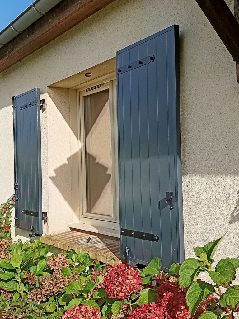 Volets battants aluminium noir sur mesure — photo de réalisation client n°13