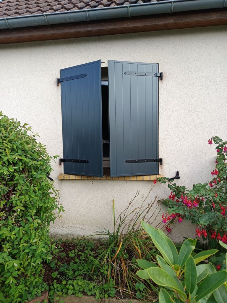 Volets battants aluminium noir sur mesure — photo de réalisation client n°15