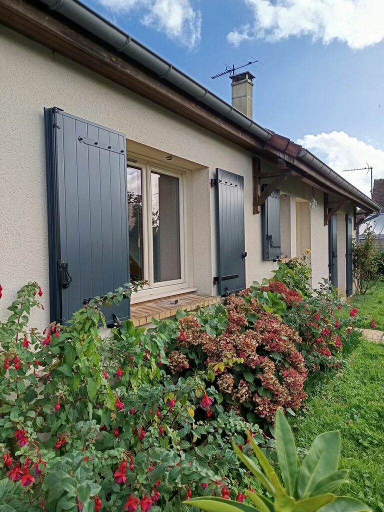 Volets battants aluminium noir sur mesure — photo de réalisation client n°16