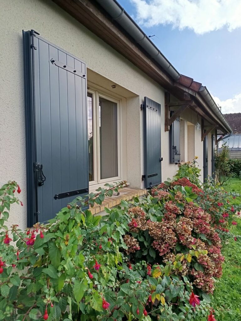 Volets battants aluminium noir sur mesure — photo de réalisation client n°17