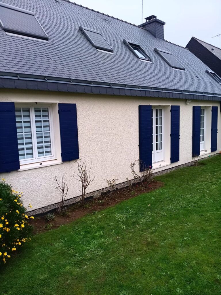 Volets battants aluminium rouge sur mesure, façade en briques — photo de réalisation client n°4