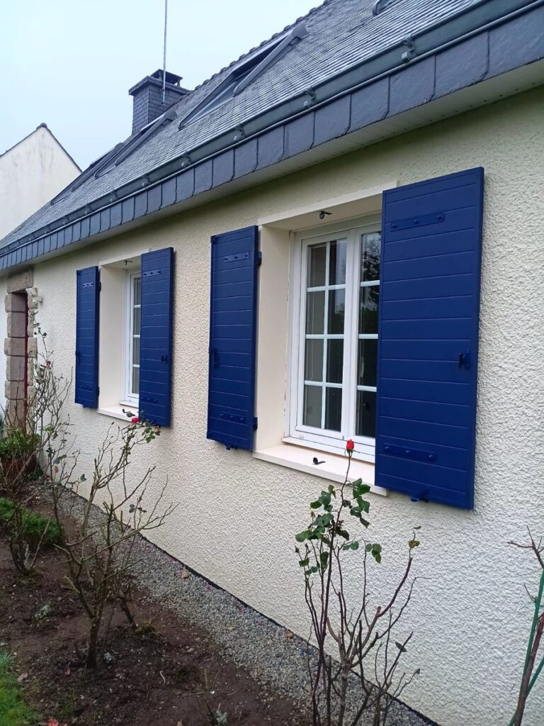 Volets battants aluminium rouge sur mesure, façade en briques — photo de réalisation client n°5
