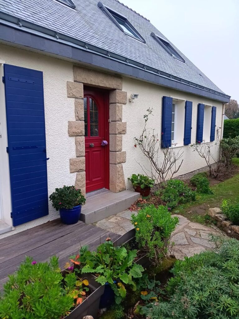 Volets battants aluminium rouge sur mesure, façade en briques — photo de réalisation client n°6