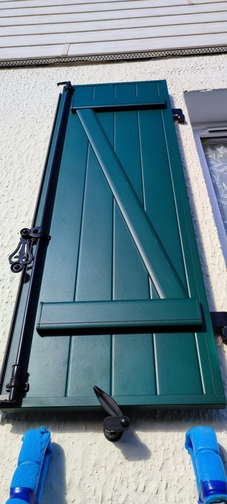 Volet battant aluminium vert quincaillerie noire