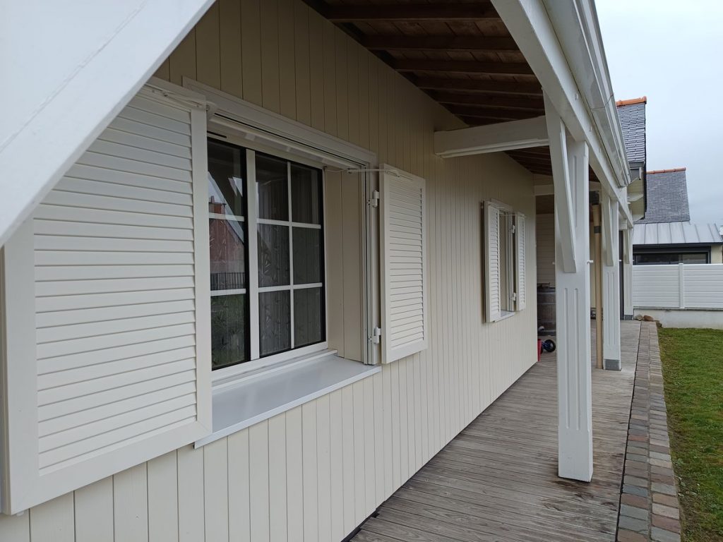 Volet battant blanc maison ossature bois installation