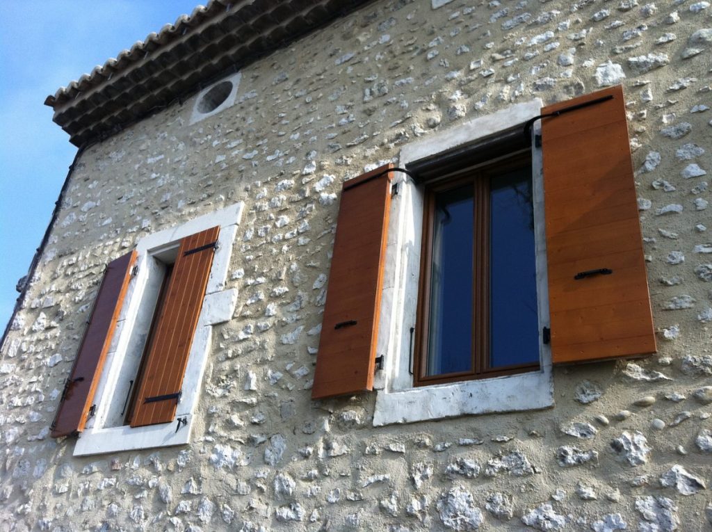 Volet battant bois maison pierre pose sur mesure