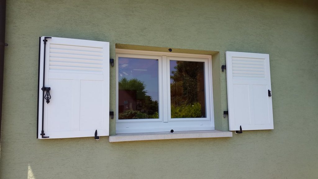 Volet battant pvc blanc facade fenetre sur mesure