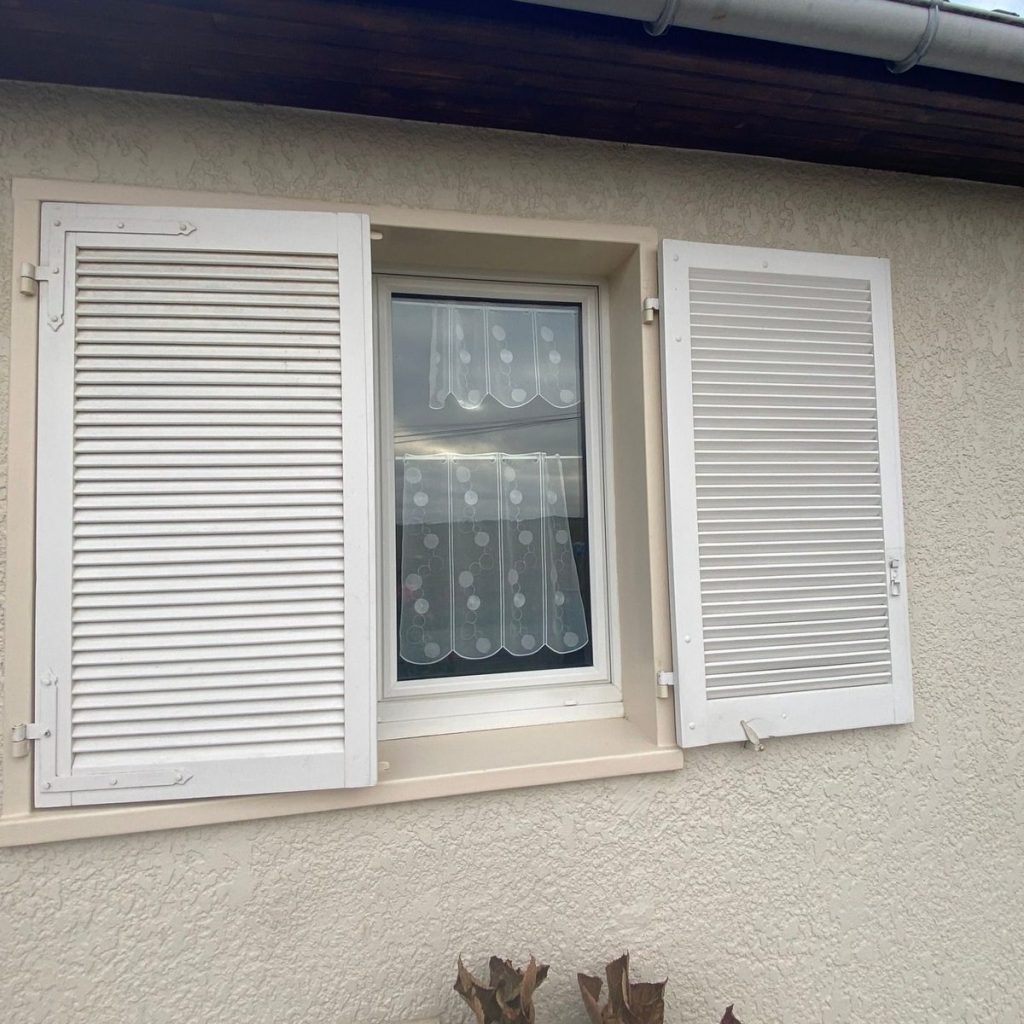 Volet battant pvc blanc persienne lames pose sur mesure