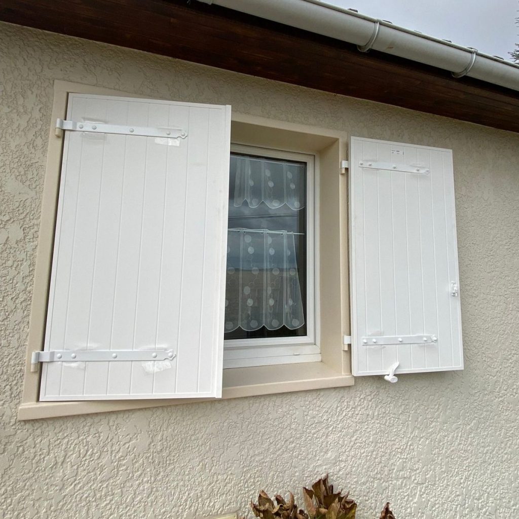 Volet battant pvc blanc persienne pose pavillon ile de france