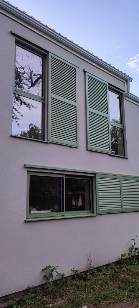 Volet coulissant aluminium vert persienné sur mesure — photo de réalisation client