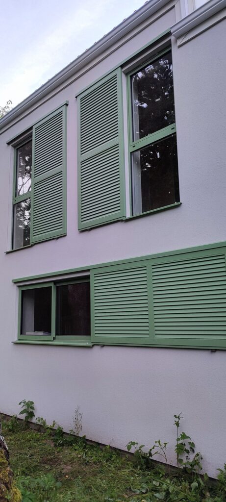Volet coulissant aluminium vert persienné sur mesure — photo de réalisation client
