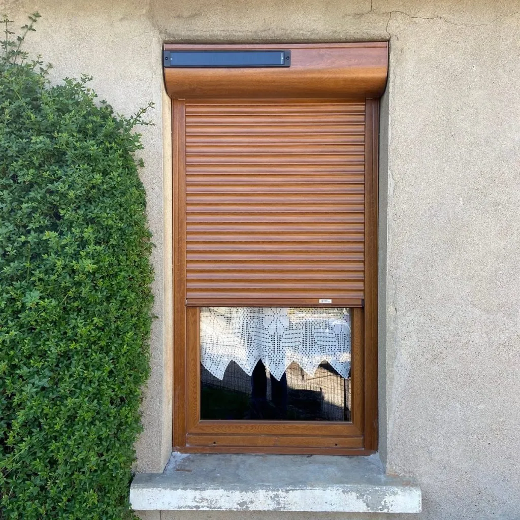 Volet roulant aluminium ton bois solaire sur mesure — photo de réalisation client