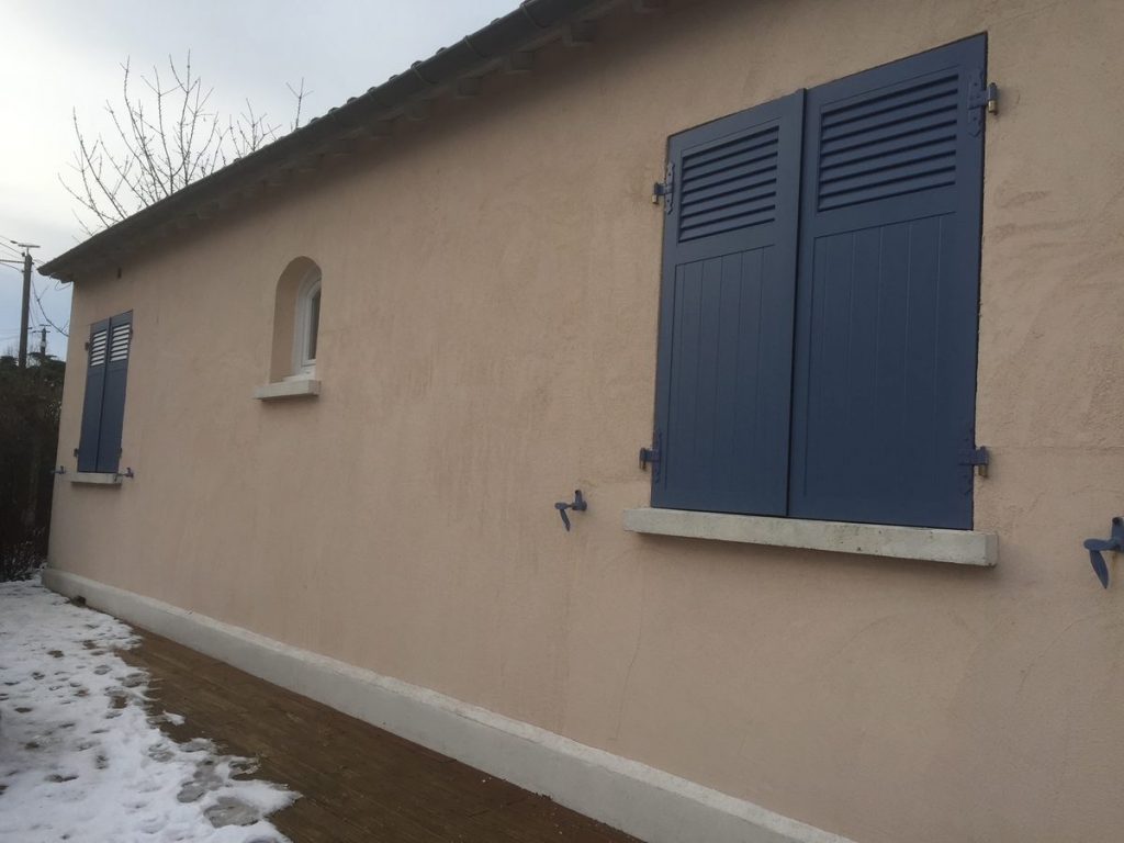 Volet battant aluminium bleu gris sur maison ancienne - r\u00e9alisation France