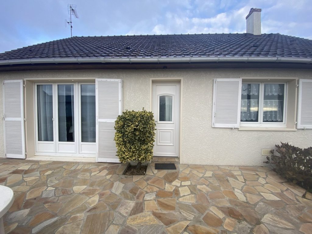 Volets battants pvc blancs facade complete pose maison