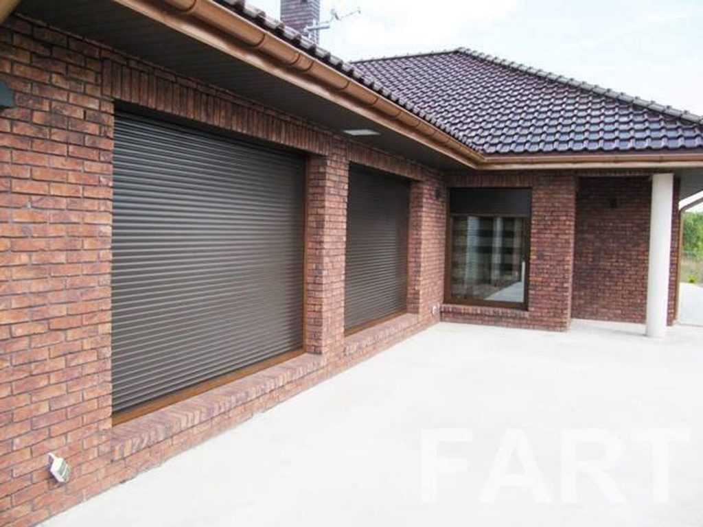 Volets roulants aluminium gris anthracite maison briques pose