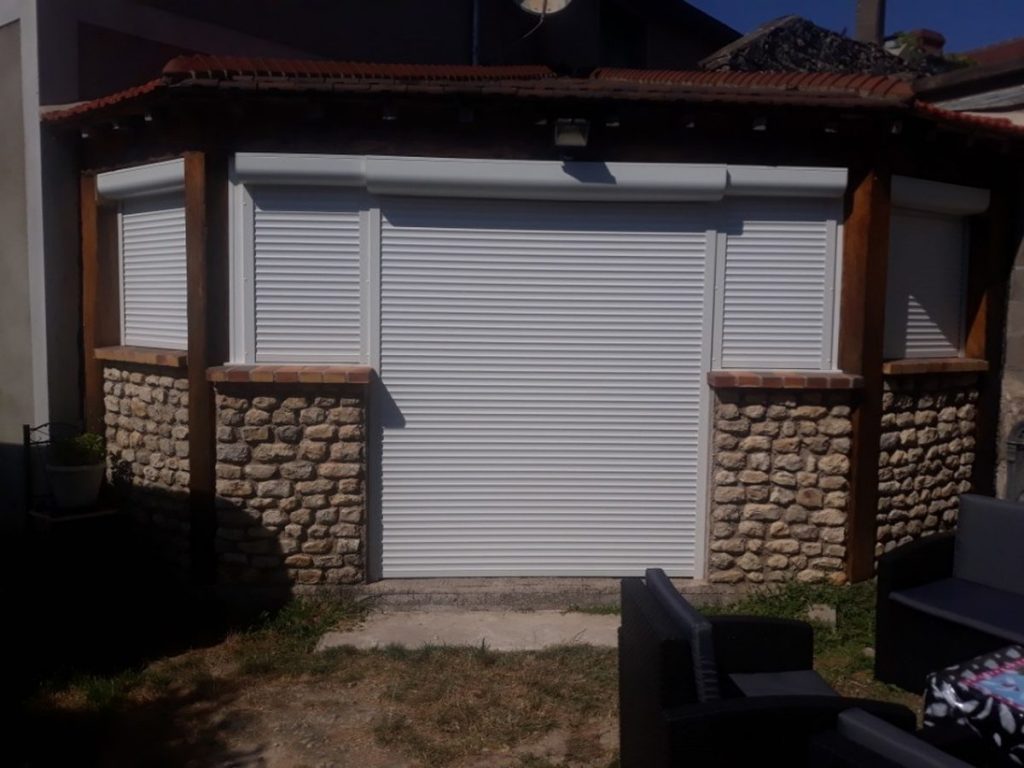 Volets roulants blancs pose veranda muret pierre sur mesure