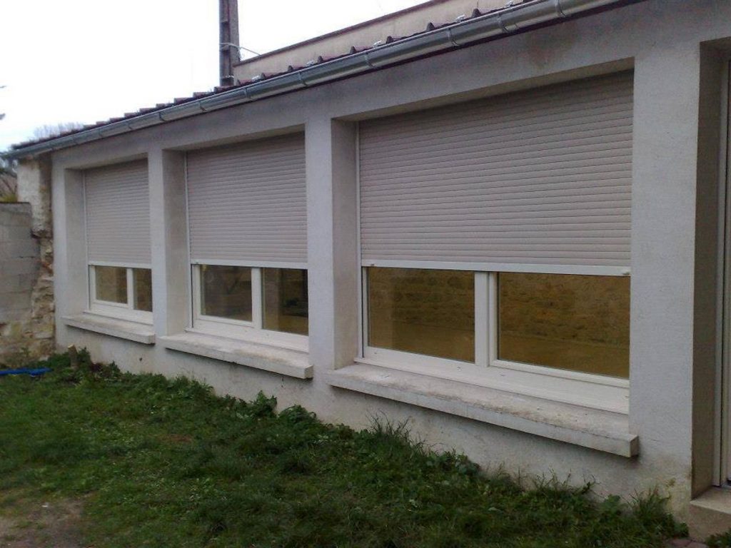 Volets roulants blancs pvc pose facade maison ile de france