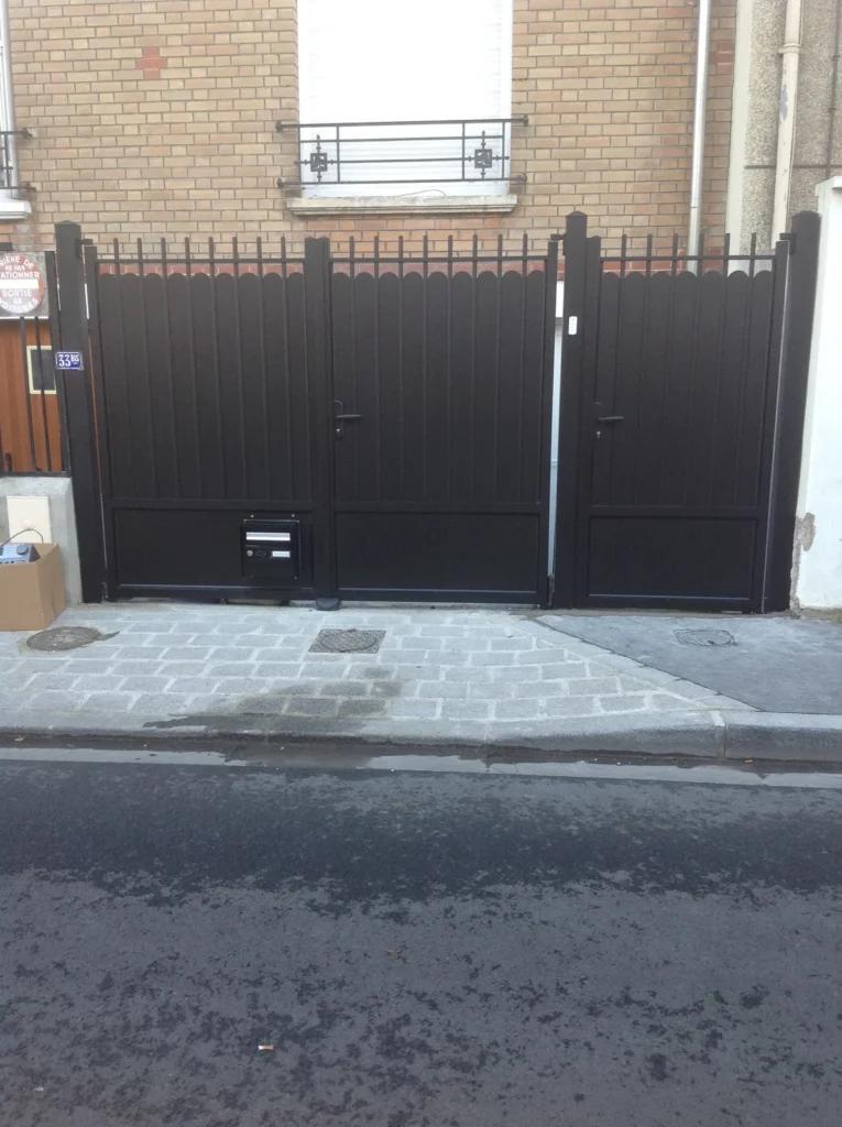 Portail aluminium sur mesure - réalisation Besançon (Bourgogne-Franche-Comté)