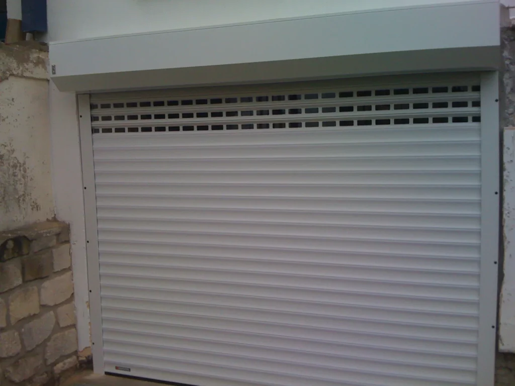Porte de garage enroulable sur mesure - réalisation Hauts-de-Seine (Île-de-France)
