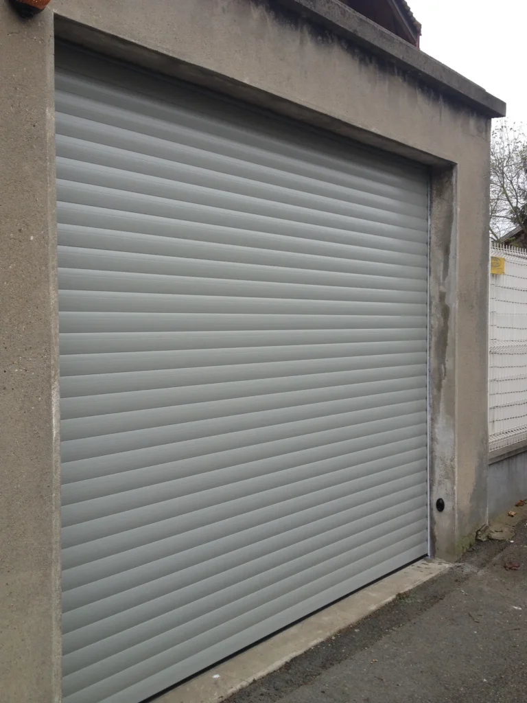 Porte de garage enroulable sur mesure - réalisation Angers (Pays de la Loire)