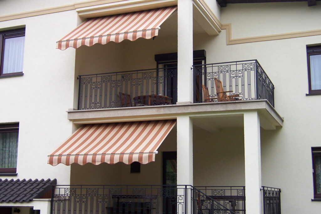 Store banne sans coffre rayures balcon immeuble residence