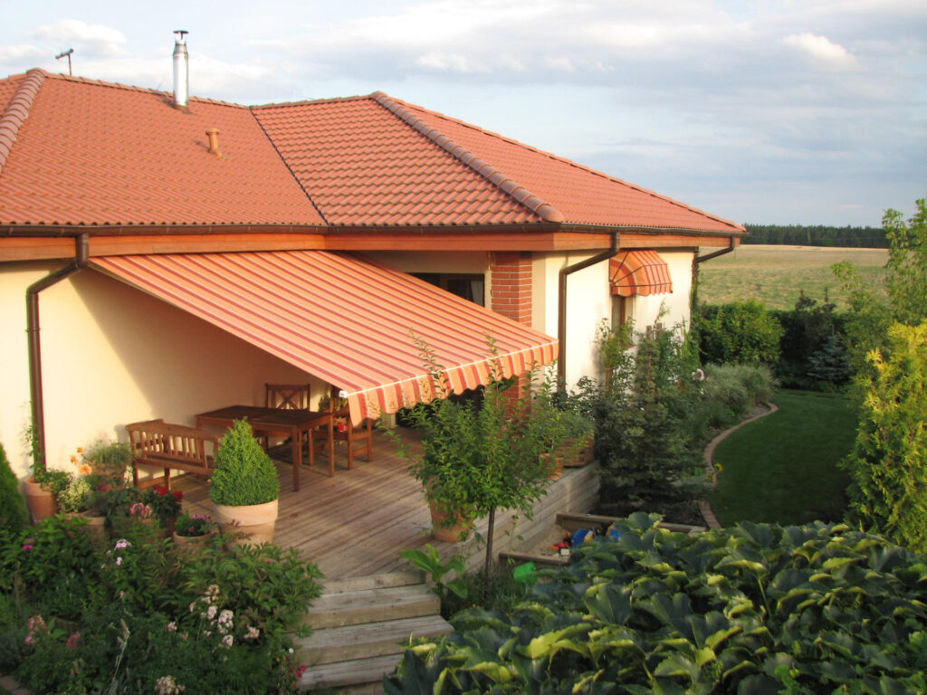 Store banne sans coffre rayures orange grande terrasse jardin
