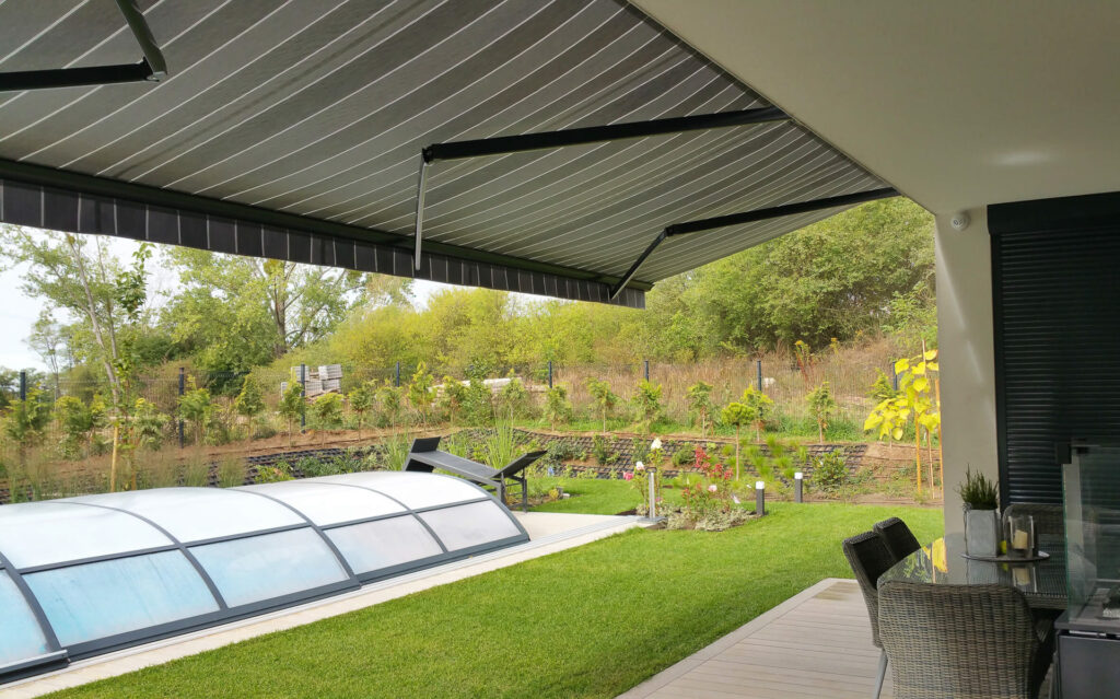 Store banne semi-coffre toile Dickson rayee terrasse piscine jardin