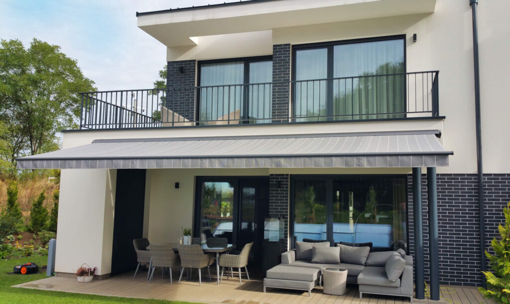 Store banne semi-coffre gris anthracite maison contemporaine terrasse