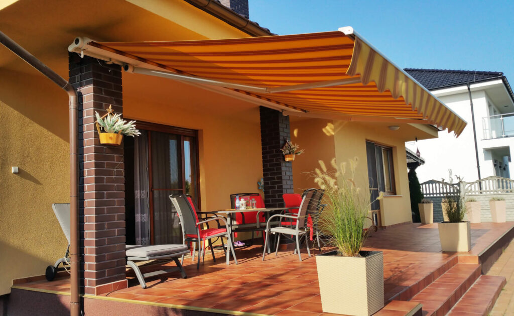 Store banne semi-coffre sur mesure toile rayee terrasse salon