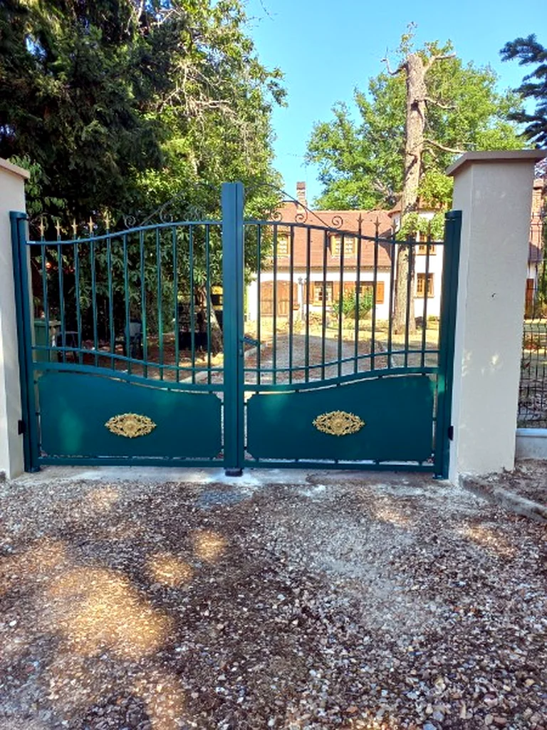 Portail aluminium battant vert mousse à chapeau de gendarme, 2 vantaux — réalisation Saint-Fargeau-Ponthierry (Île-de-France)
