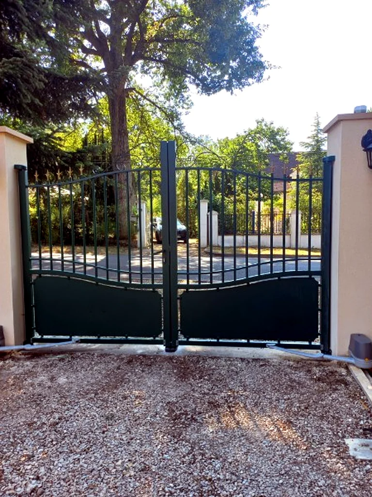 Portail aluminium 2 vantaux vert mousse motorisé, décors dorés — réalisation Saint-Fargeau-Ponthierry (Île-de-France)