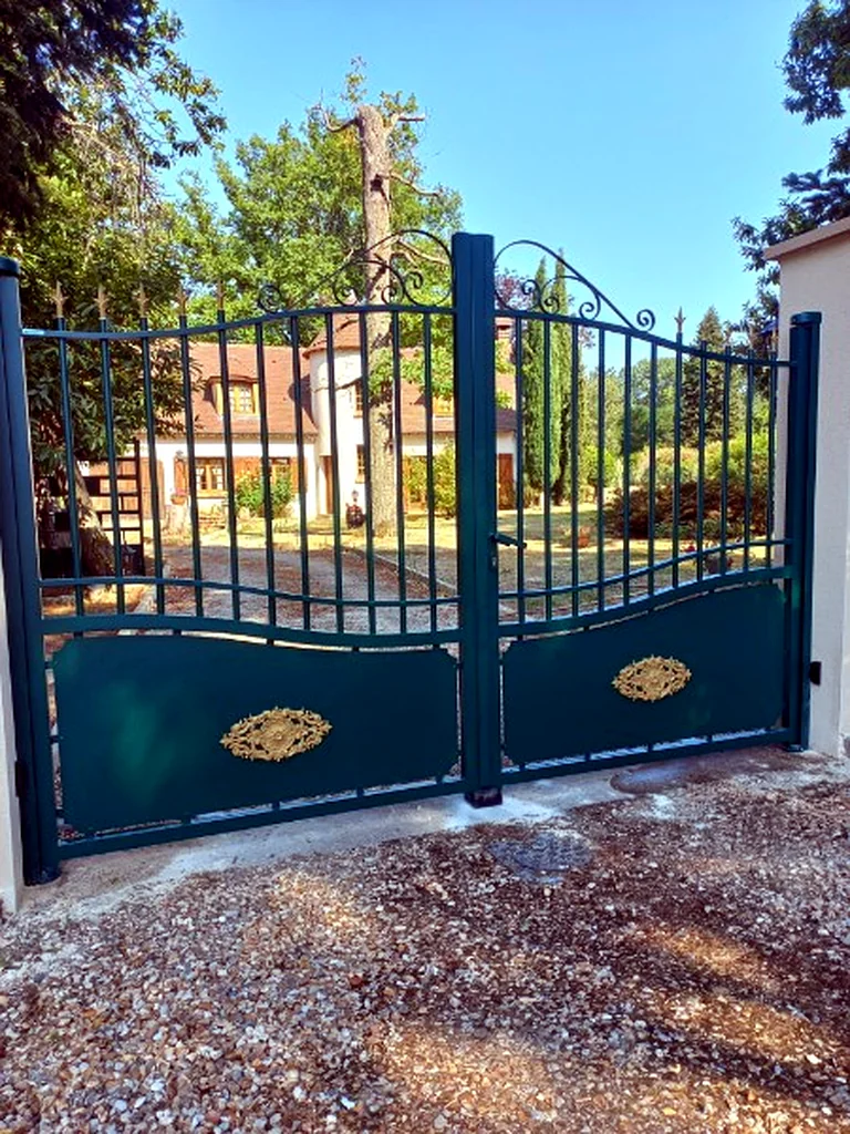 Portail battant aluminium vert mousse sur mesure, rosaces dorées — réalisation Seine-et-Marne (Île-de-France)