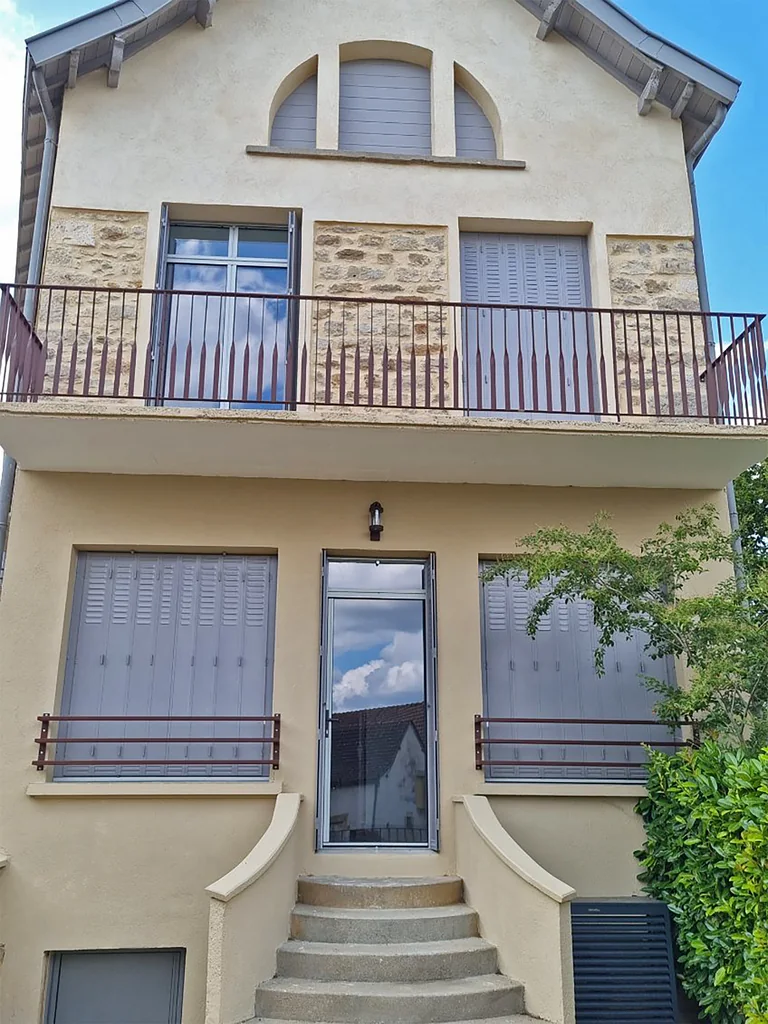 Persiennes fer repliables gris clair sur mesure, maison ancienne avec balcon et perron