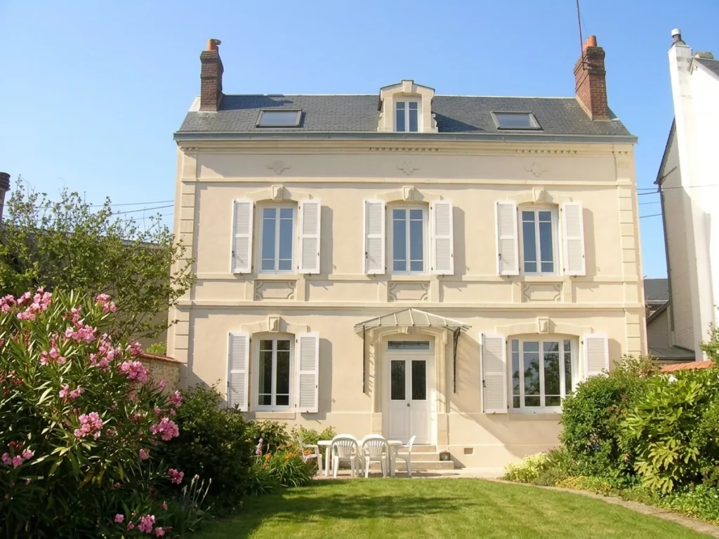 Volets battants bois blancs persiennés sur mesure, maison de maître avec jardin et laurier-rose