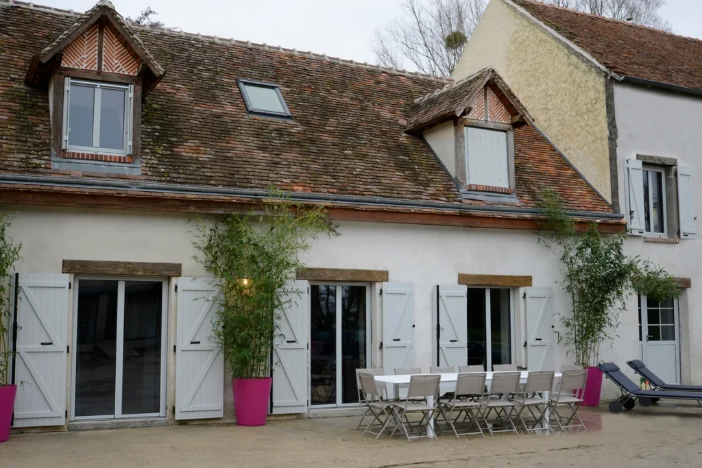 Volets battants bois gris clair à barres et écharpes sur mesure, longère avec lucarnes
