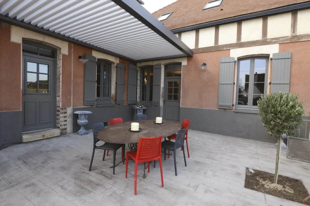 Volets battants bois gris à lames verticales sur mesure, cour intérieure avec terrasse couverte