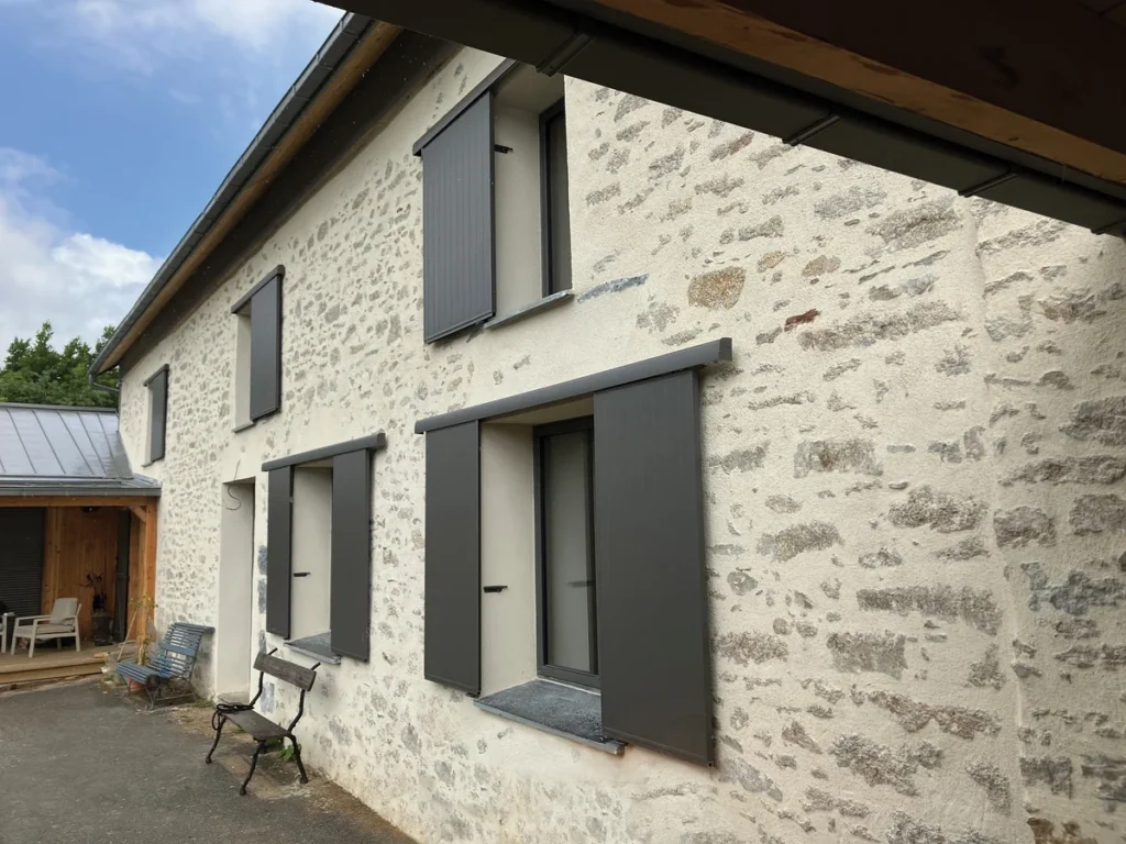 Volets coulissants aluminium gris anthracite sur mesure, longère en pierre rénovée