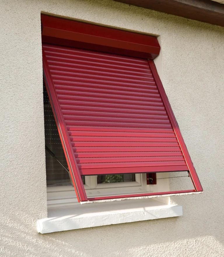 Volet roulant aluminium rouge bordeaux sur mesure, ouvert en projection