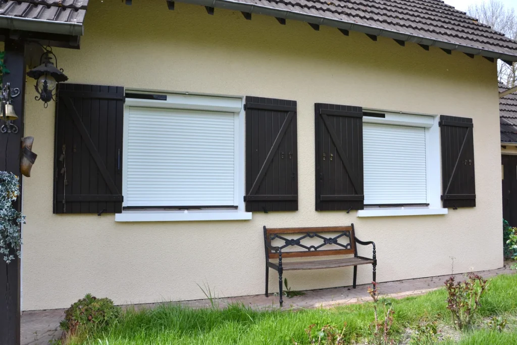 Volets roulants solaires blancs sur mesure, pavillon avec ses anciens volets en bois foncé